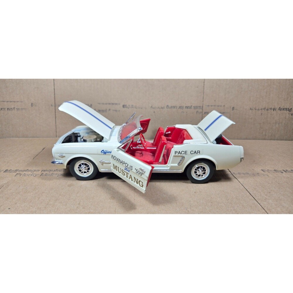 MIRA 1965 Ford Mustang 1:18 Diecast Golden Line Indy 500 Pace Car White Red